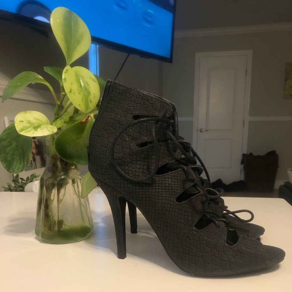 Wild Brand Laced Heels(4 Inch), size 5